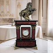 Каминные часы «Конь» из яшмы и долерита — необычный подарок — фотография 1