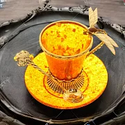 На память: Кофейная чашка «Стрекоза» из янтаря с ложкой — фотография 1