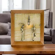 На память: Ключница «Девушка с парнем» с бронзой и подсветкой — фотография 1