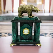 Интерьерные часы «Медведь» из змеевика — необычный подарок — фотография 1
