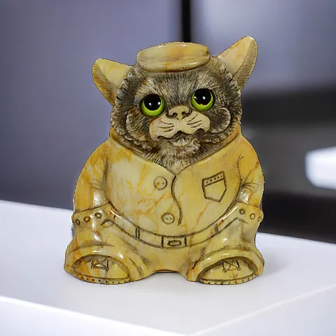 Скульптура «Котик в кепке» из камня в подарок