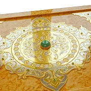 Подарочные нарды «Малахит» из карельской берёзы с позолоченной гравюрой — фотография 6