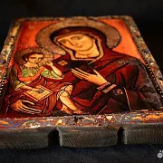 Икона Богоматери "Одигитрия" с подтавкой — оригинальный подарок — фотография 4