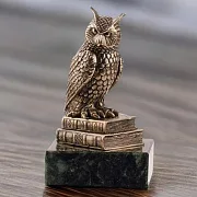 Подарочная статуэтка «Сова» на книгах и змеевике — фотография 1