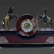 Каминные часы «Кони» из яшмы и долерита — необычный подарок — фотография 3