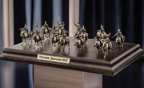 В подарок: Диорама «Русские драгуны 1812 г.» из бронзы и ясеня, 1:72