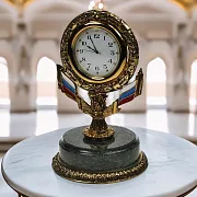 Подарочные настольные часы с российским флагом из бронзы и змеевика — фотография 1