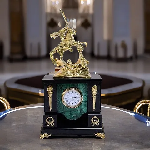 Каминные часы «Георгий Победоносец» из малахита с крыльями в подарок
