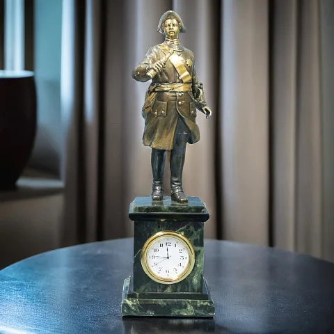 Настольные часы «Петр I» на пьедестале из змеевика — оригинальный подарок
