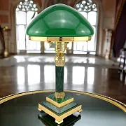 На память: Настольная лампа из малахита и долерита с гравировкой — фотография 1
