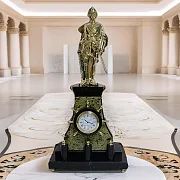 Подарочные настольные часы «Пётр I» из змеевика и долерита — фотография 1